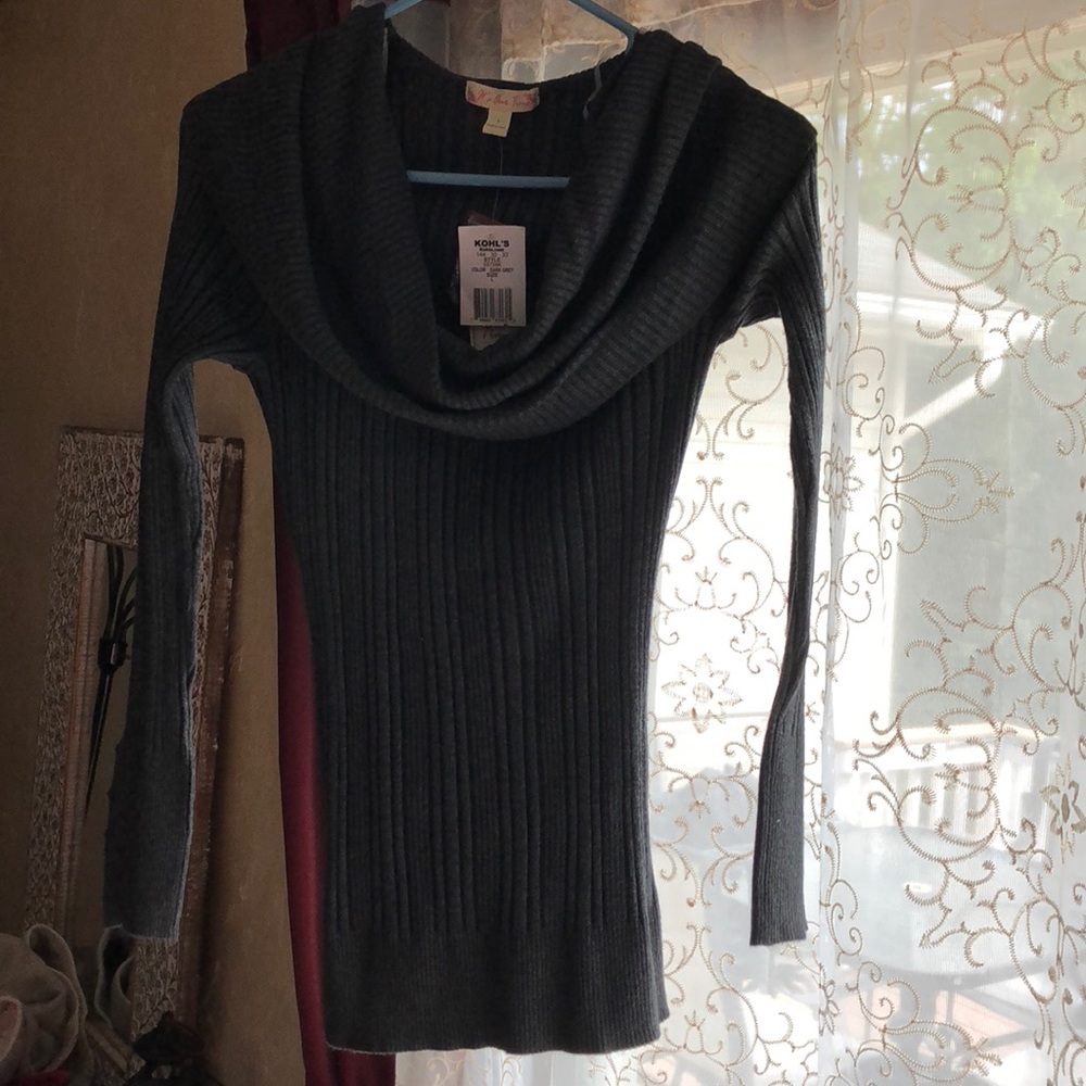 Off the shoulder long sleeve fitted top
